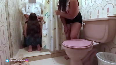 Infirmière fënnt Dokter Ficken Patient am Spidol Buedzëmmer / PART 1 / NicoleLondrawer / Chiquicandy