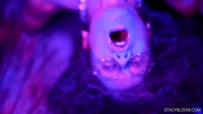 De Puppelchen masturbéiert op der Kamera a bréngt sech selwer zum Orgasmus.